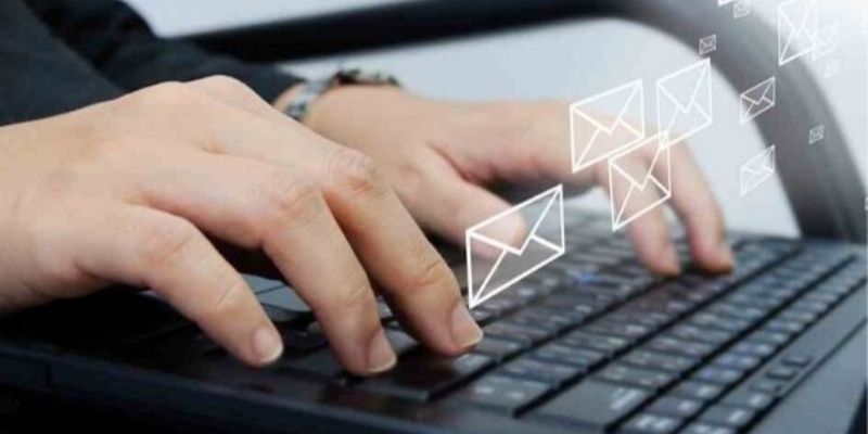 Liên hệ thông qua Email