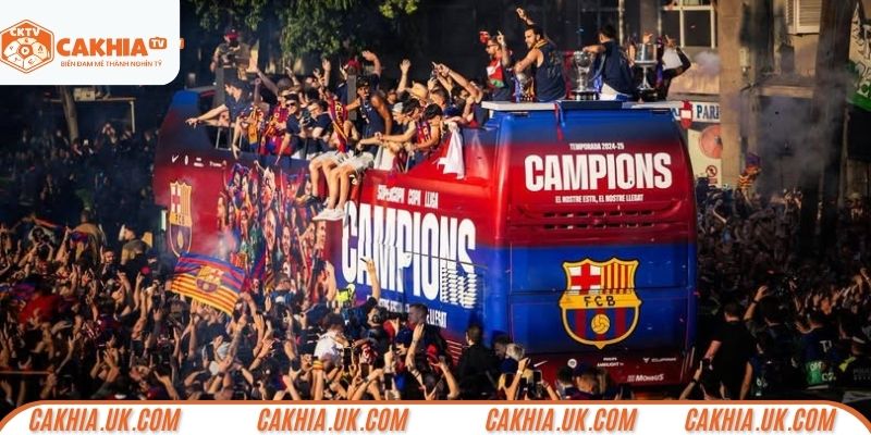 Barcelona ăn mừng cú ăn ba tưng bừng